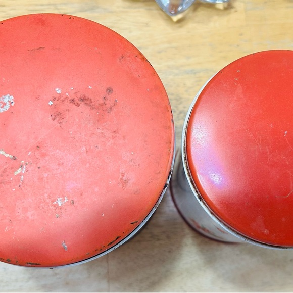 Vintage red roses metal canisters, set of 2. Good condition for their age. - Picture 5 of 6
